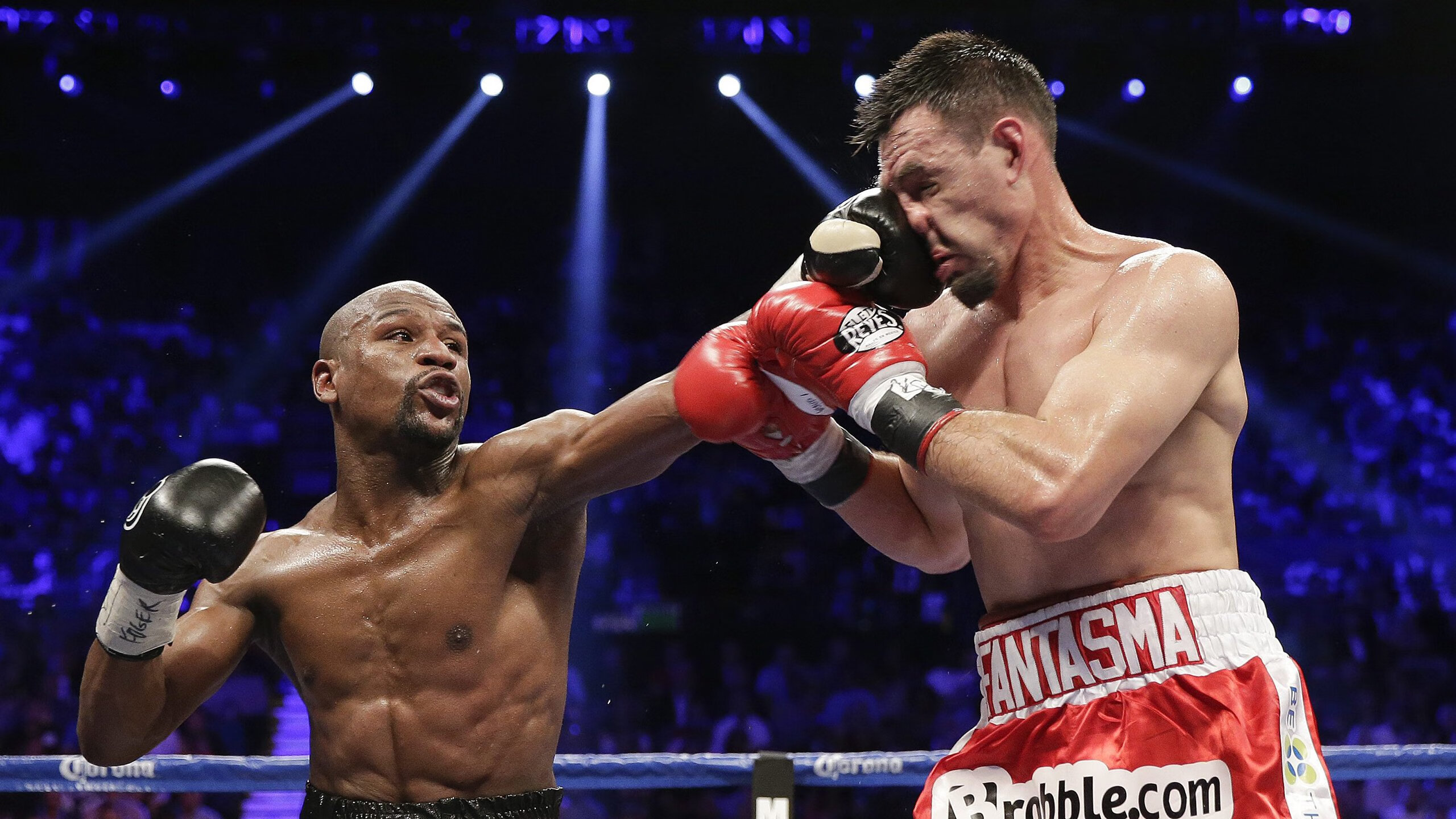 爱游戏综合娱乐-国际赛陈年经典比赛回顾展重燃球迷记忆，国际大赛进球纪录